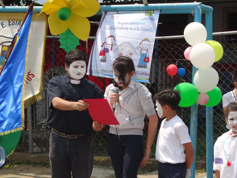 Rescatando Valores a través del Programa "La Contraloría Va a la Escuela"6