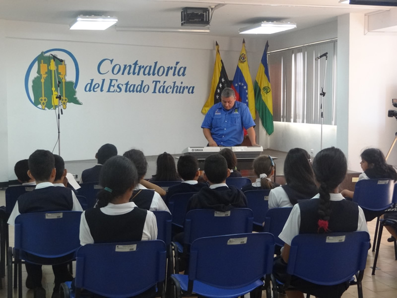 Grabación de Himnos con Niños del Programa la Contraloría va a la Escuela 5