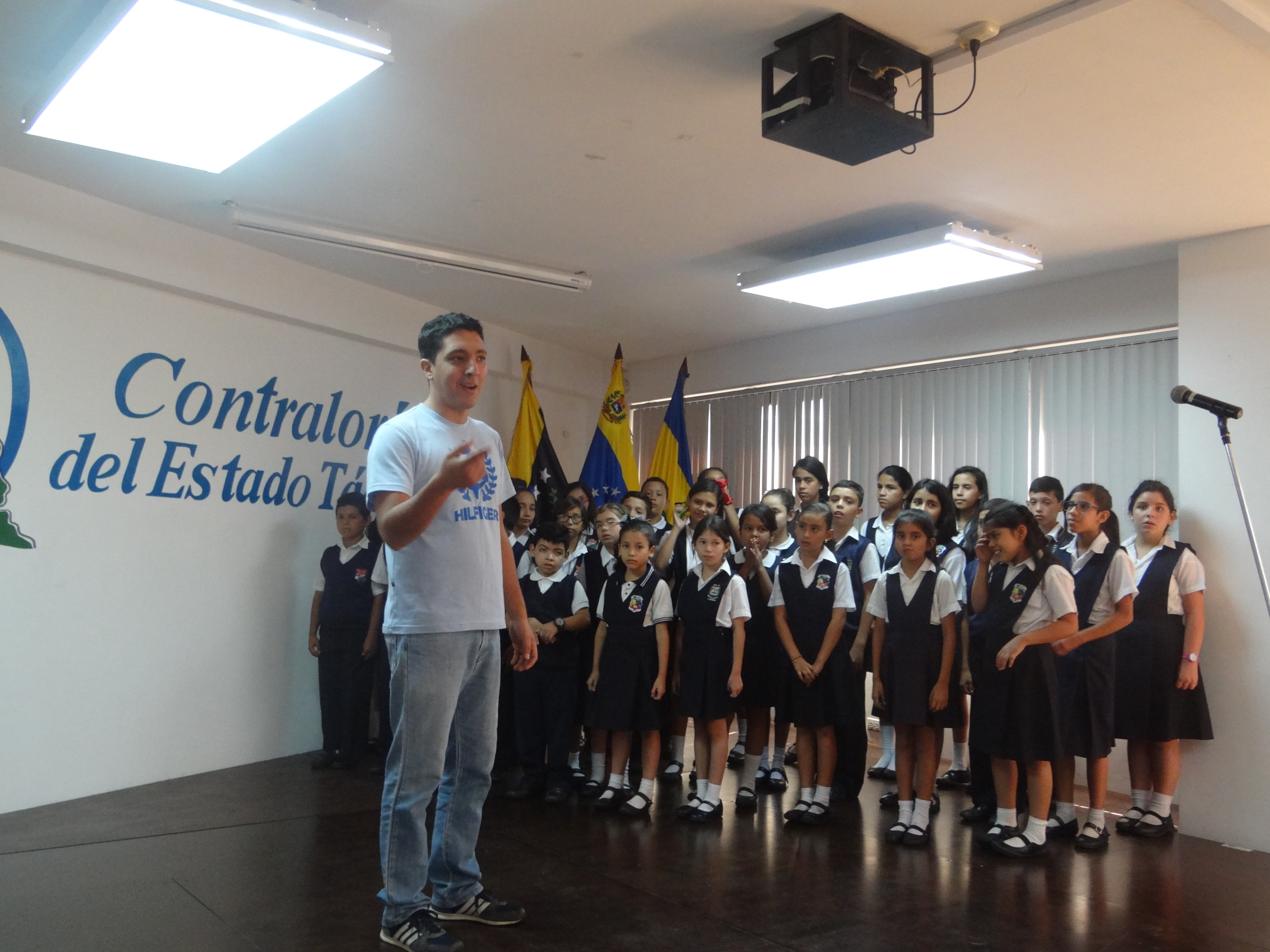 Grabación de Himnos con Niños del Programa la Contraloría va a la Escuela 8