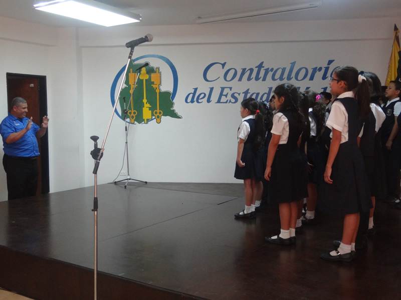 Grabación de Himnos con Niños del Programa la Contraloría va a la Escuela 17