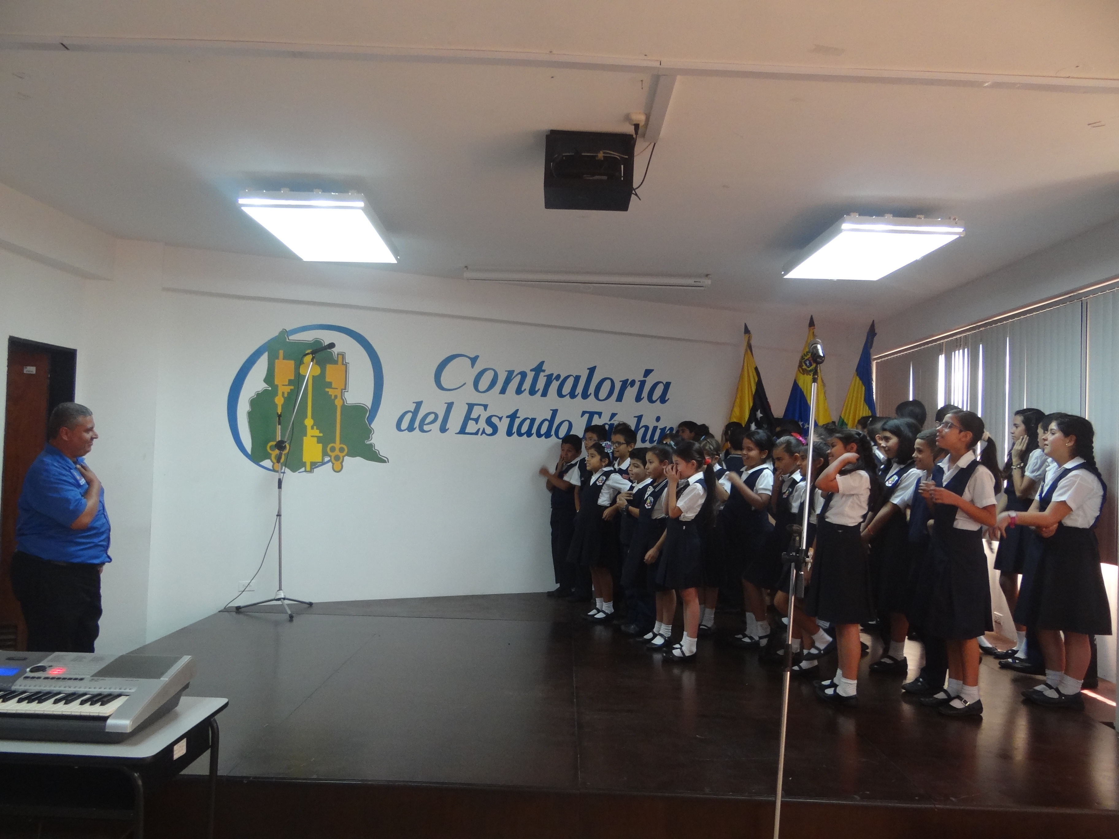 Grabación de Himnos con Niños del Programa la Contraloría va a la Escuela 20
