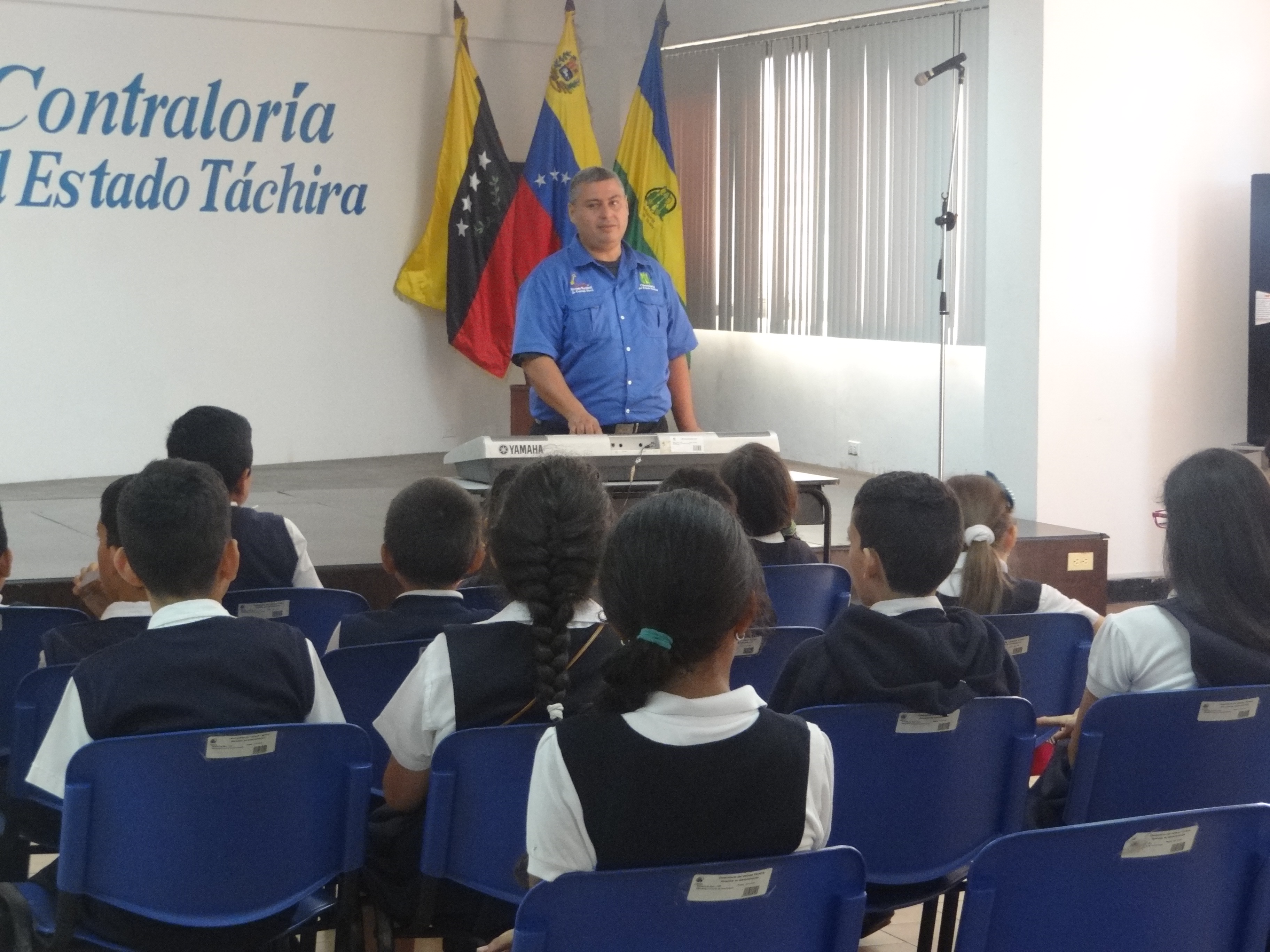Grabación de Himnos con Niños del Programa la Contraloría va a la Escuela 26