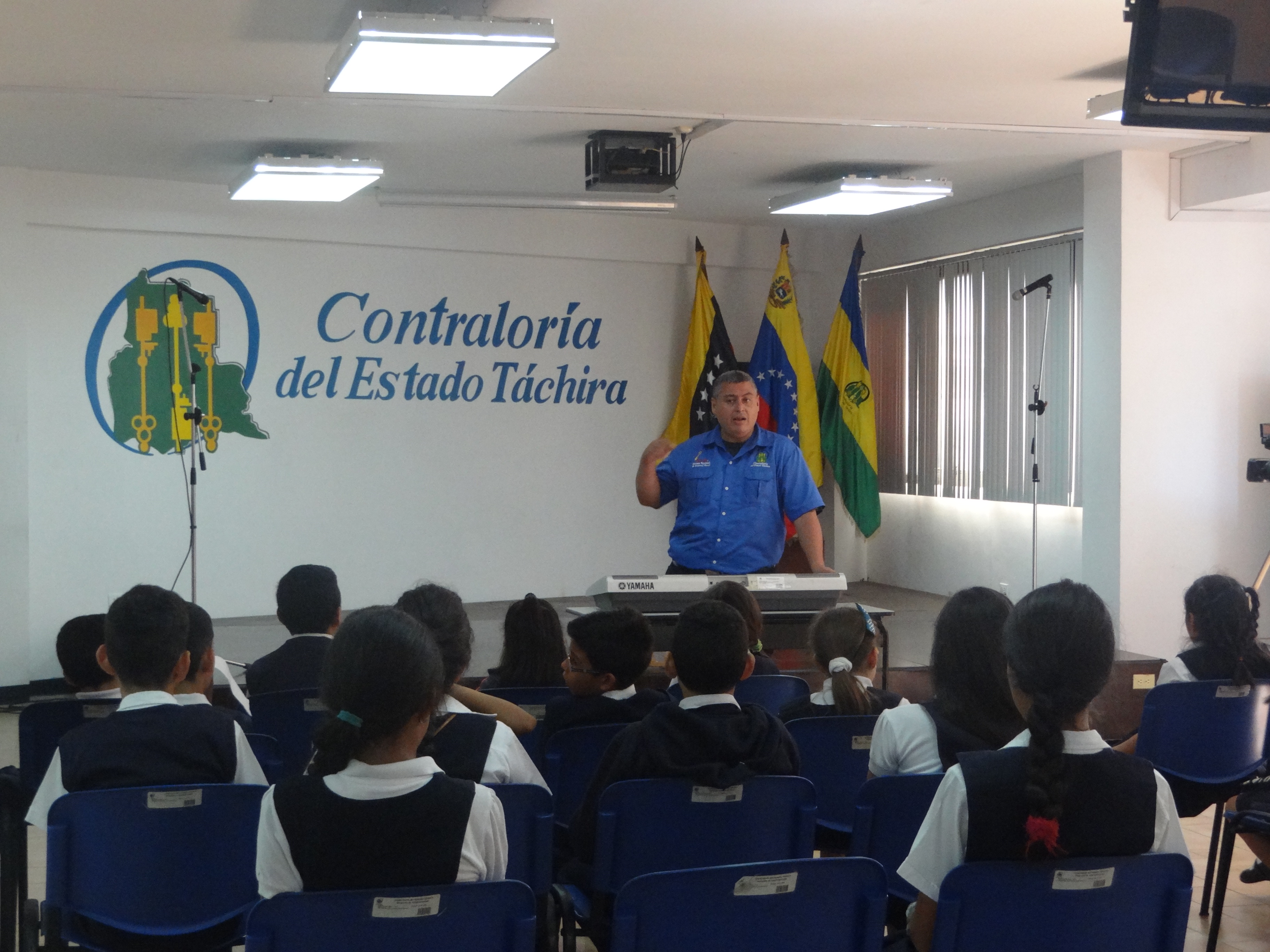 Grabación de Himnos con Niños del Programa la Contraloría va a la Escuela 27