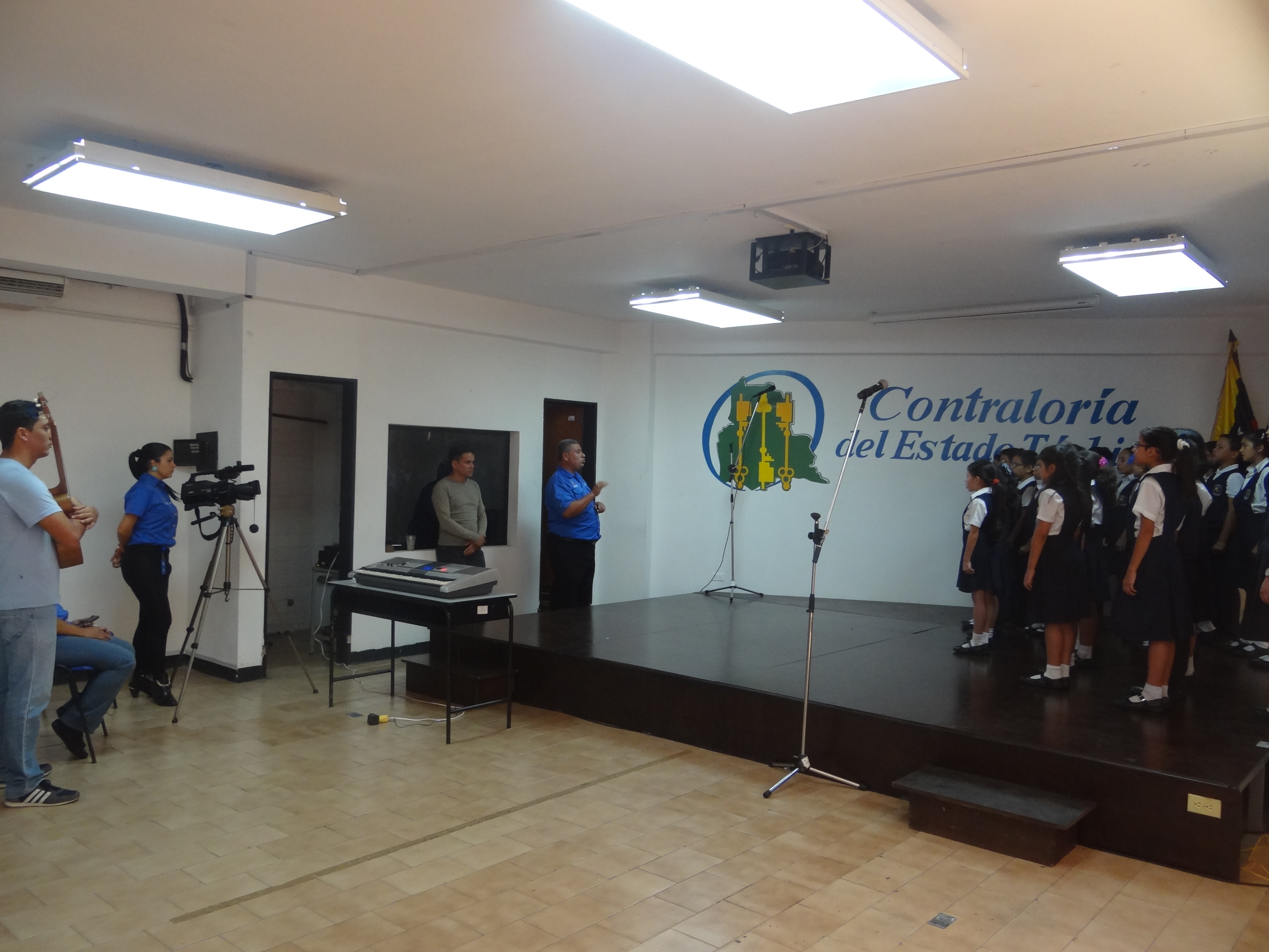Grabación de Himnos con Niños del Programa la Contraloría va a la Escuela 32