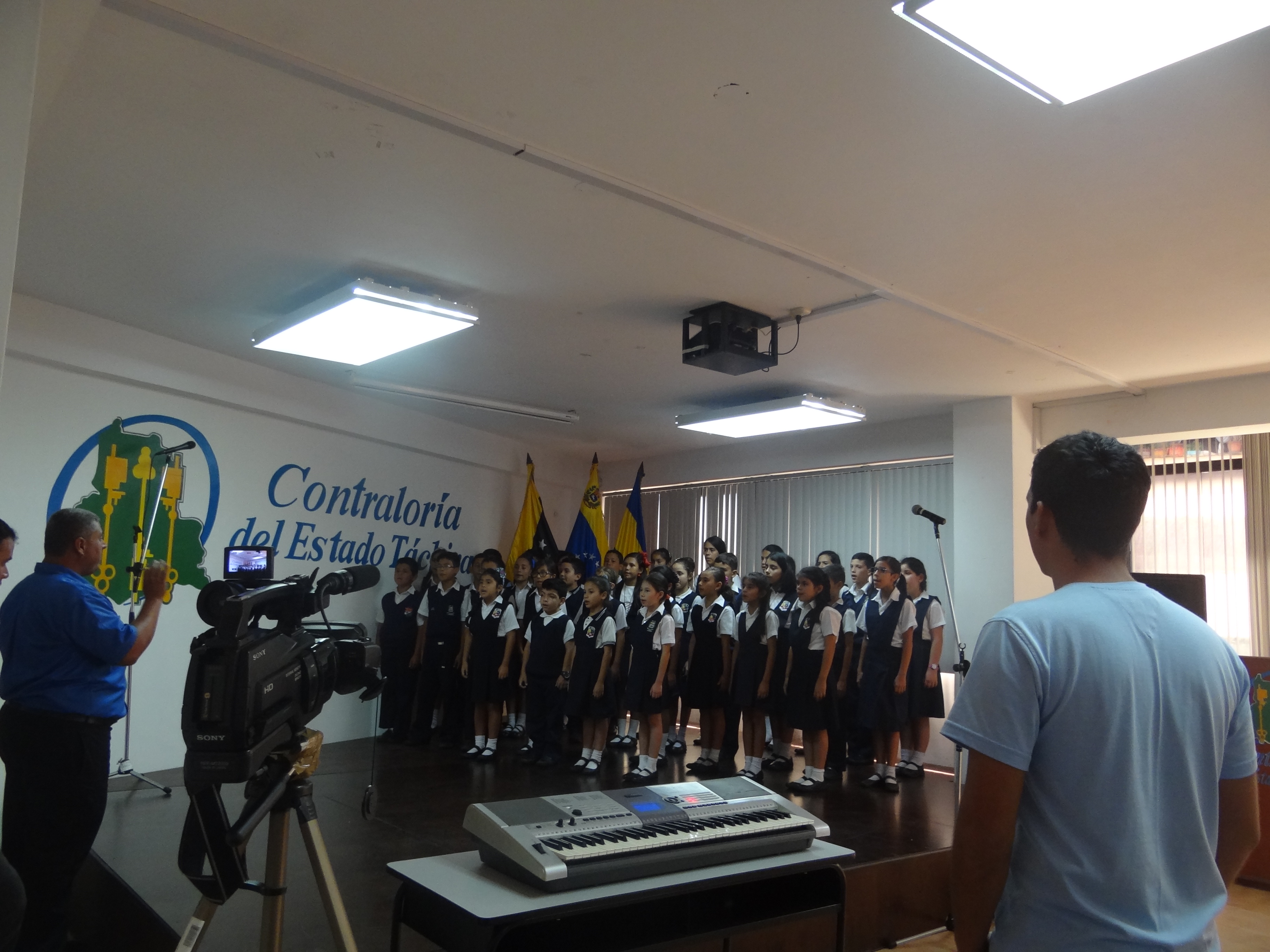 Grabación de Himnos con Niños del Programa la Contraloría va a la Escuela 33
