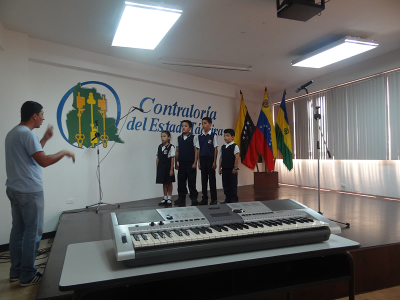 Grabación de Himnos con Niños del Programa la Contraloría va a la Escuela 36