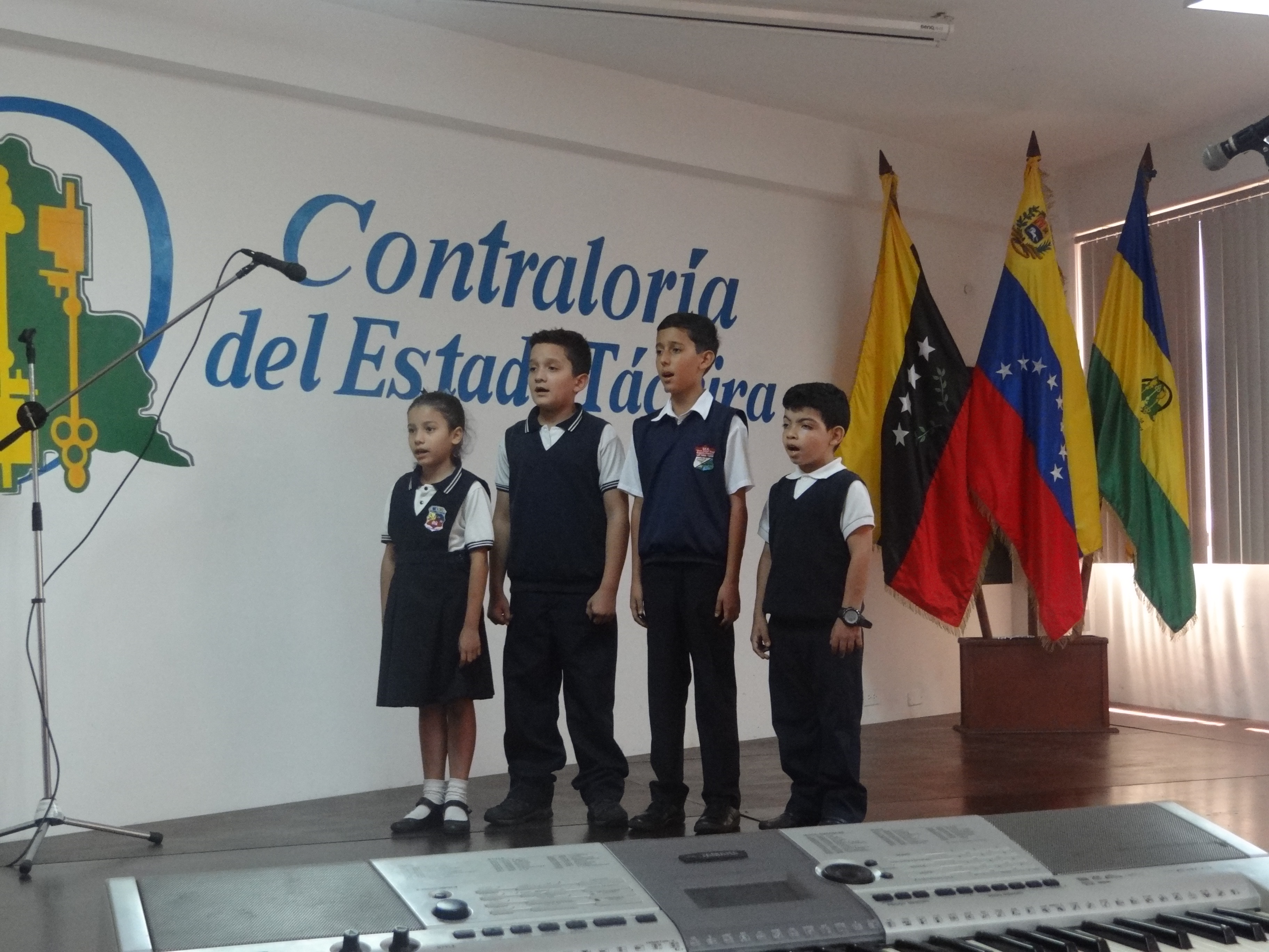 Grabación de Himnos con Niños del Programa la Contraloría va a la Escuela 37
