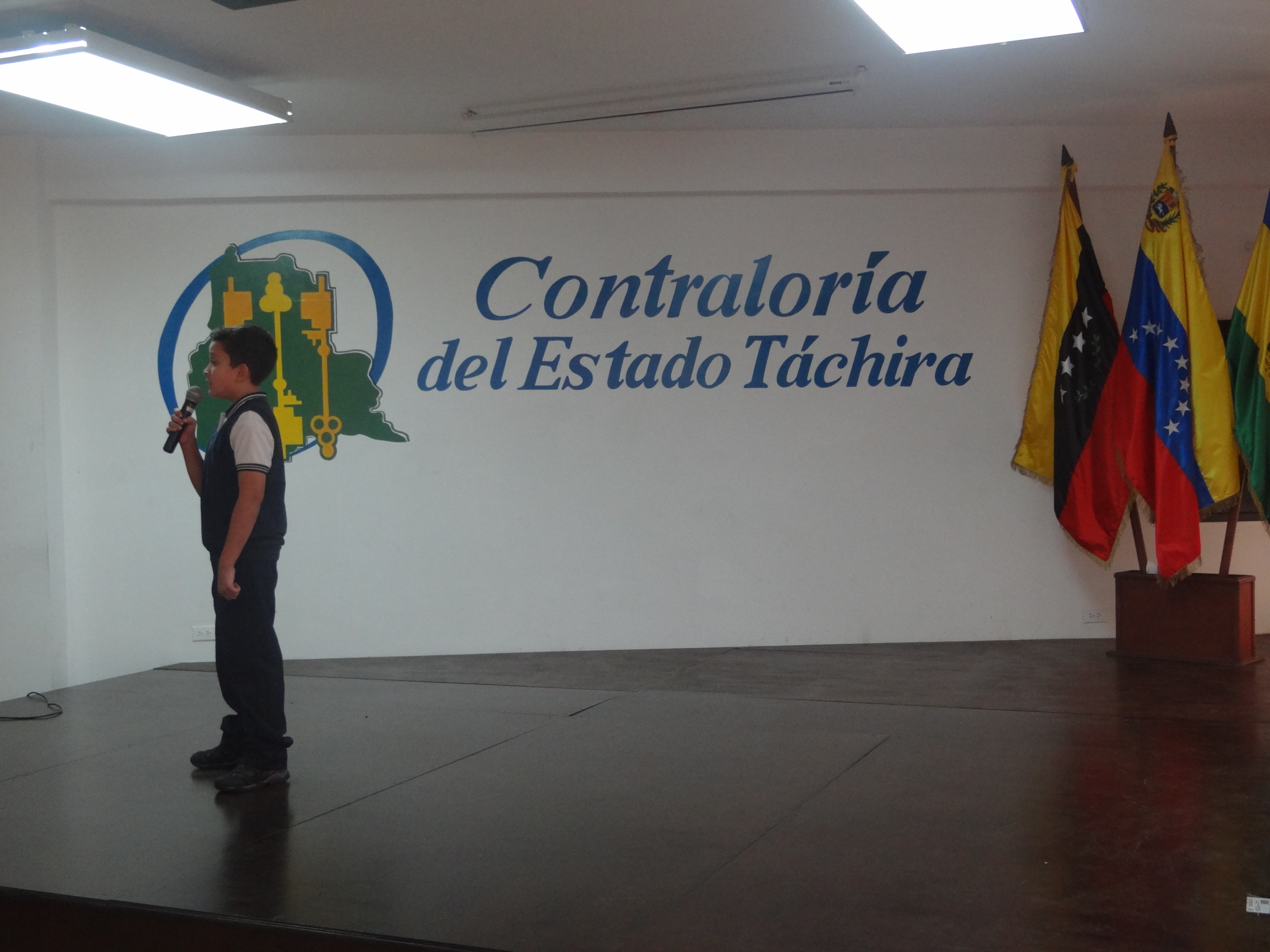 Grabación de Himnos con Niños del Programa la Contraloría va a la Escuela 41