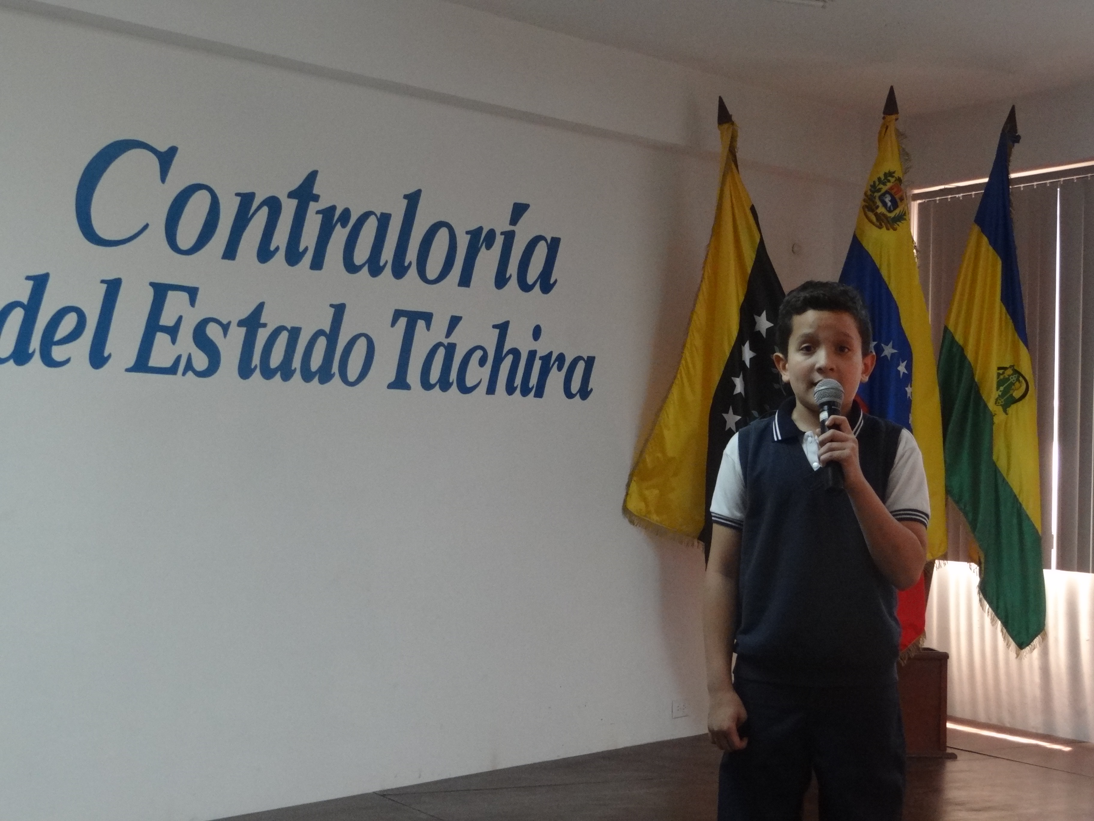 Grabación de Himnos con Niños del Programa la Contraloría va a la Escuela 45