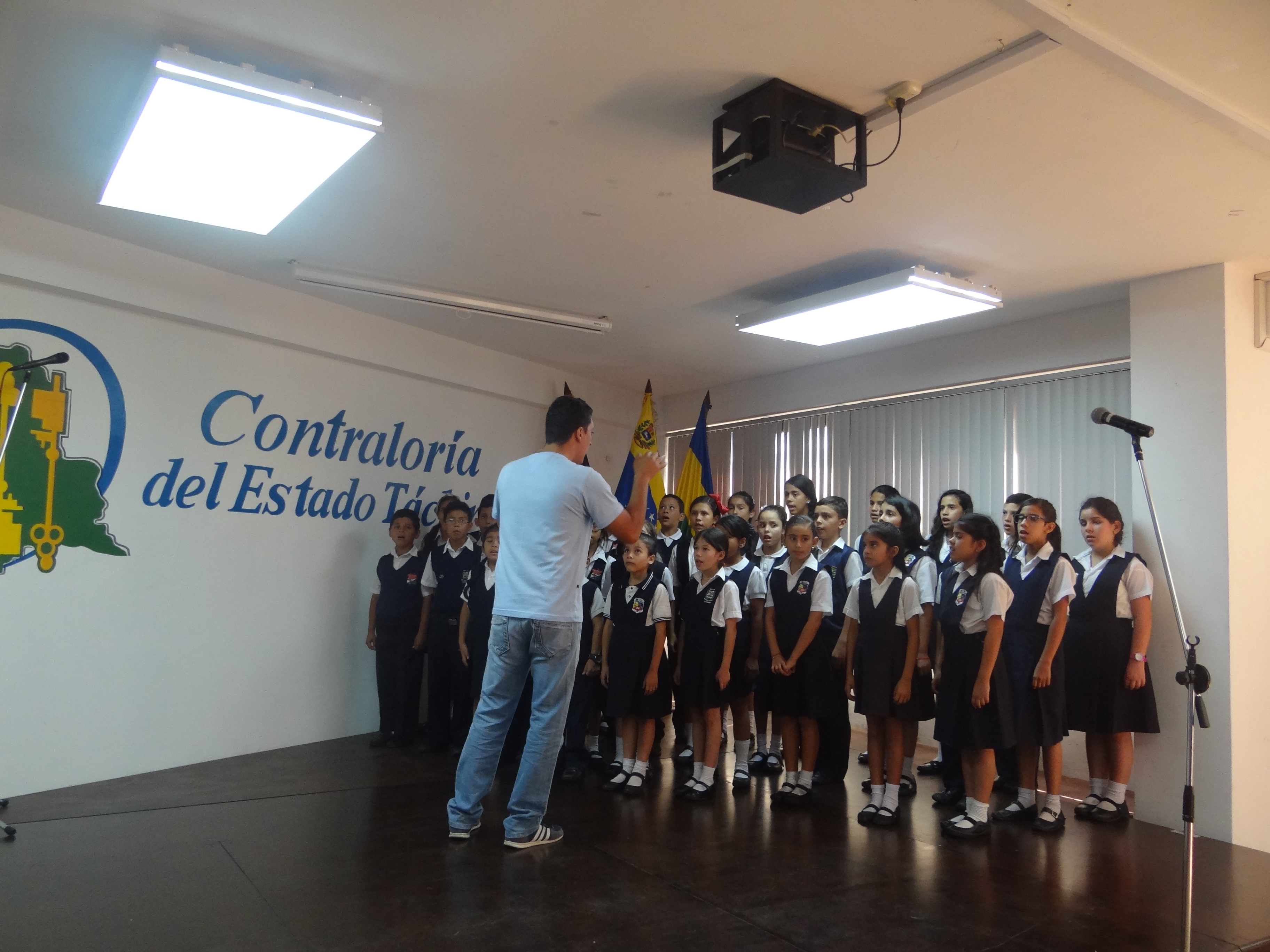 Grabación de Himnos con Niños del Programa la Contraloría va a la Escuela 47