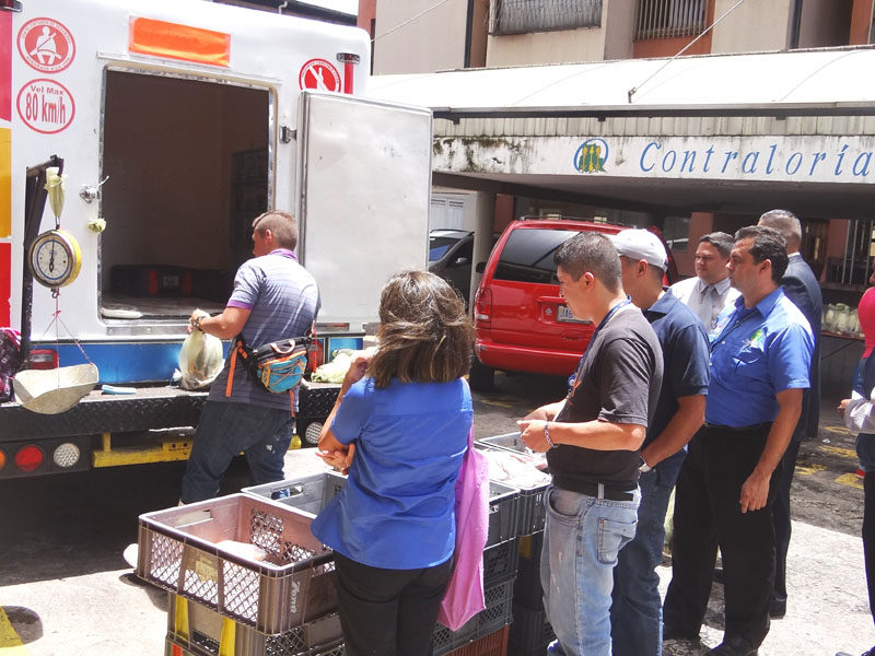 Jornada de venta de pescado y pollo8
