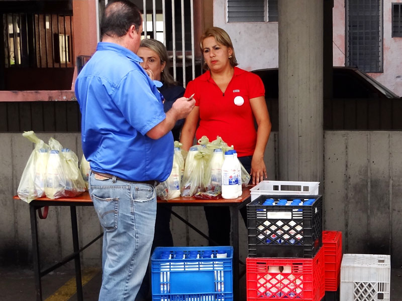 Jornada de venta de pescado y pollo9